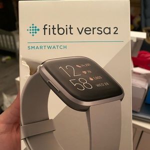 Fitbit Versa 2 EUC - with 3 NWT clear covers ⌚️👀